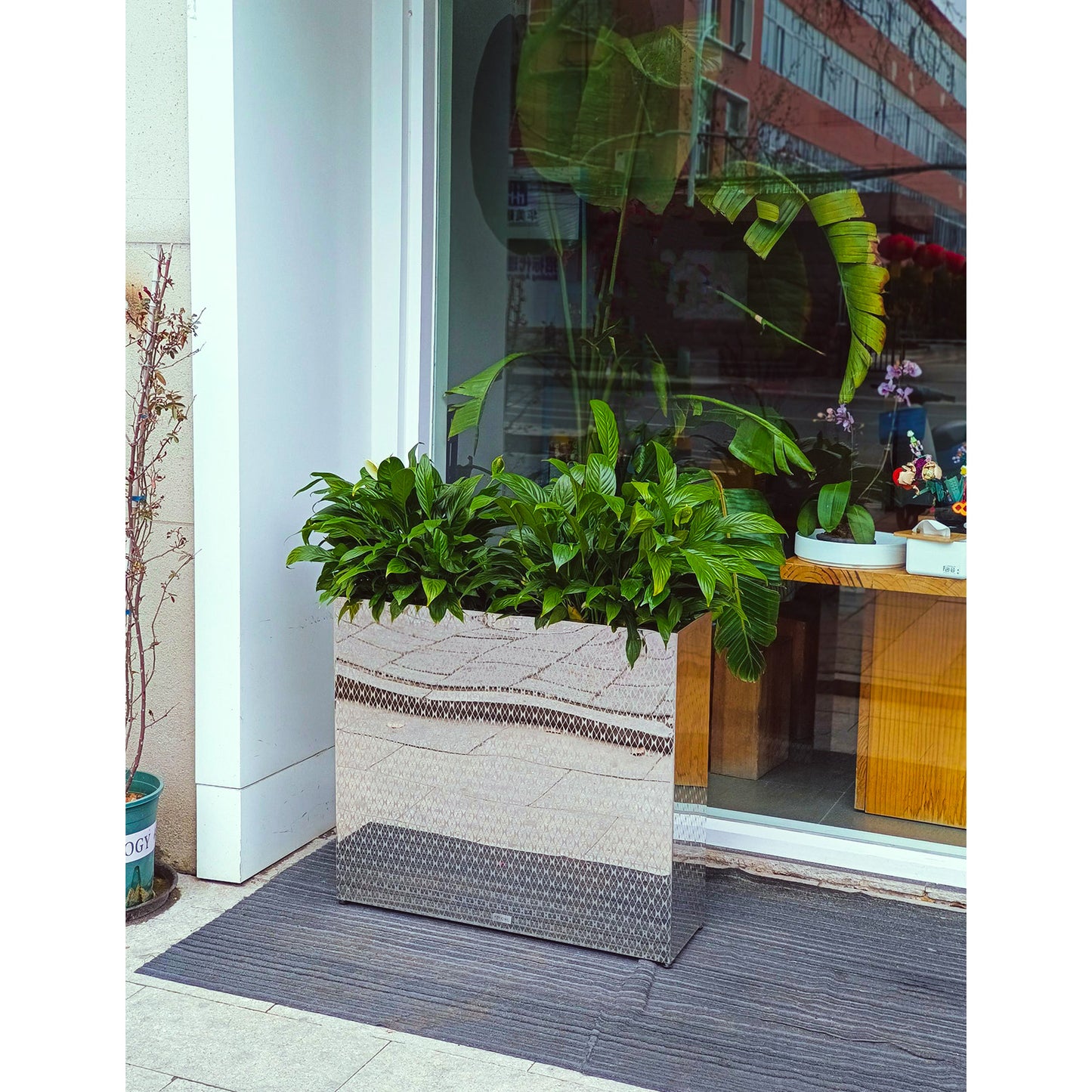 Large_rectangular_mirrored_silver_stainless_steel_planter_box_for_exterior